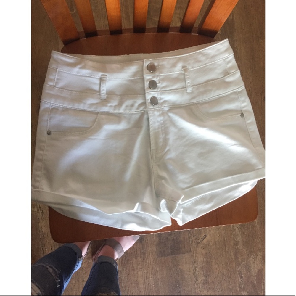 white highwaisted shorts